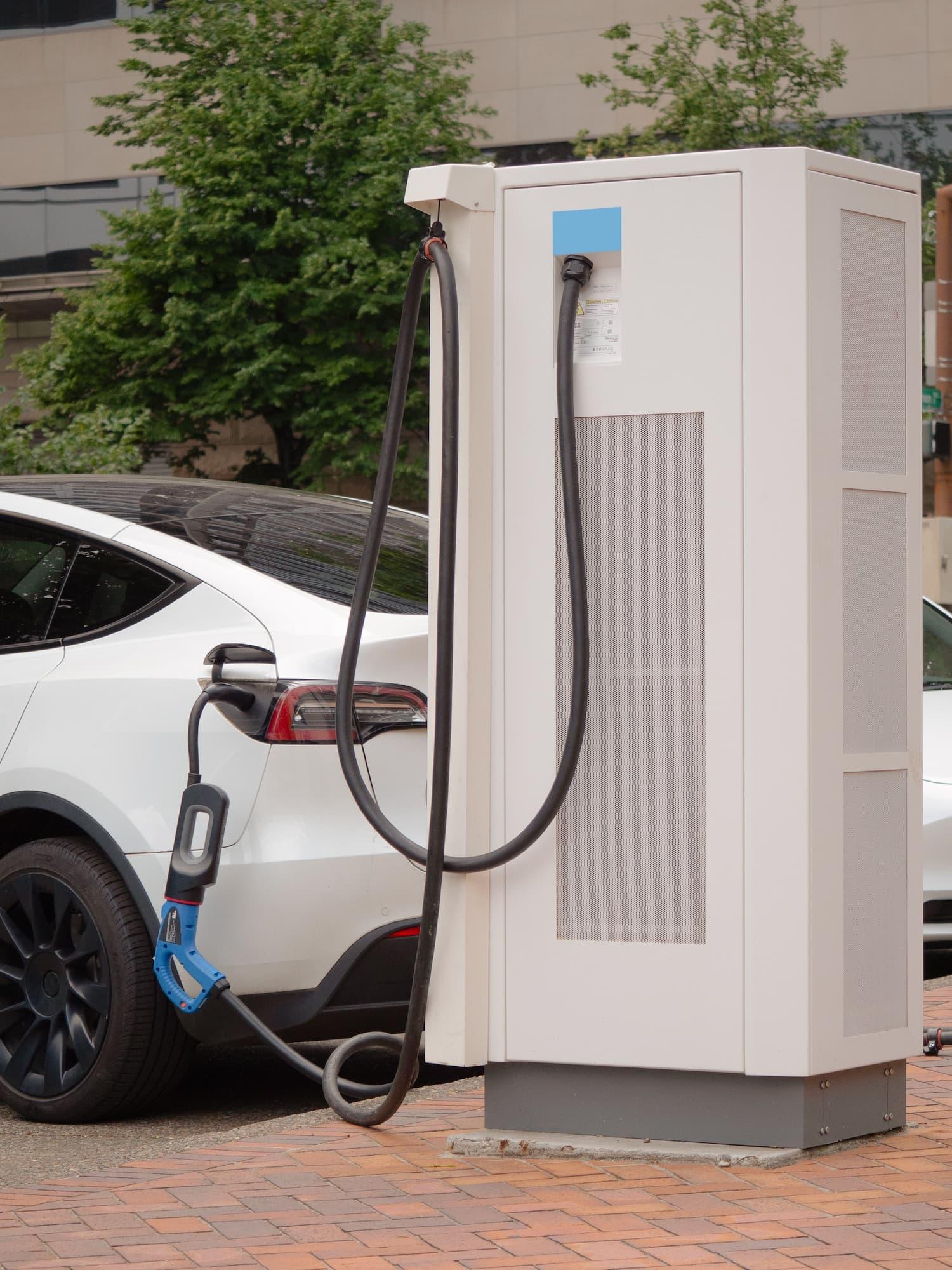 Cargador para vehículo eléctrico instalado en una zona de estacionamiento